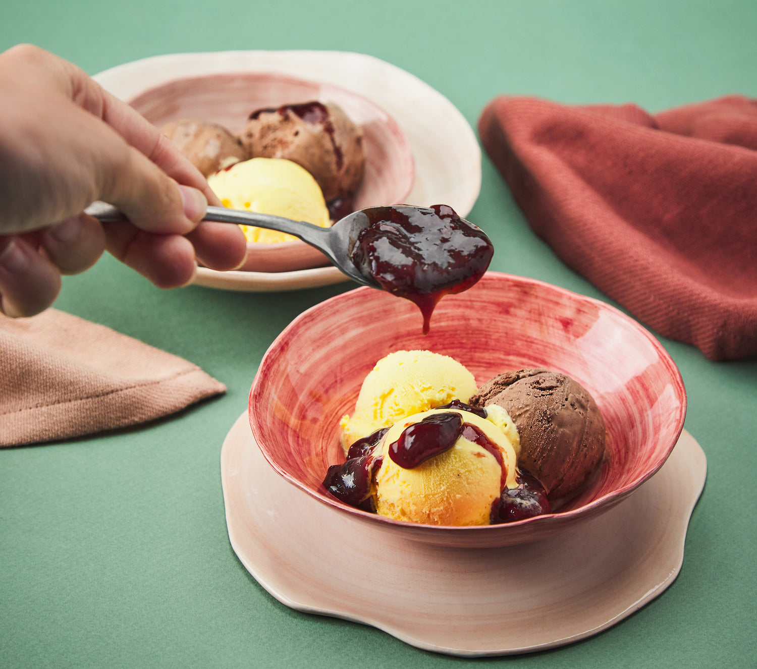 Dessert Sfizioso con Gelato e Composta di Ciliegie Midolini al Balsamico