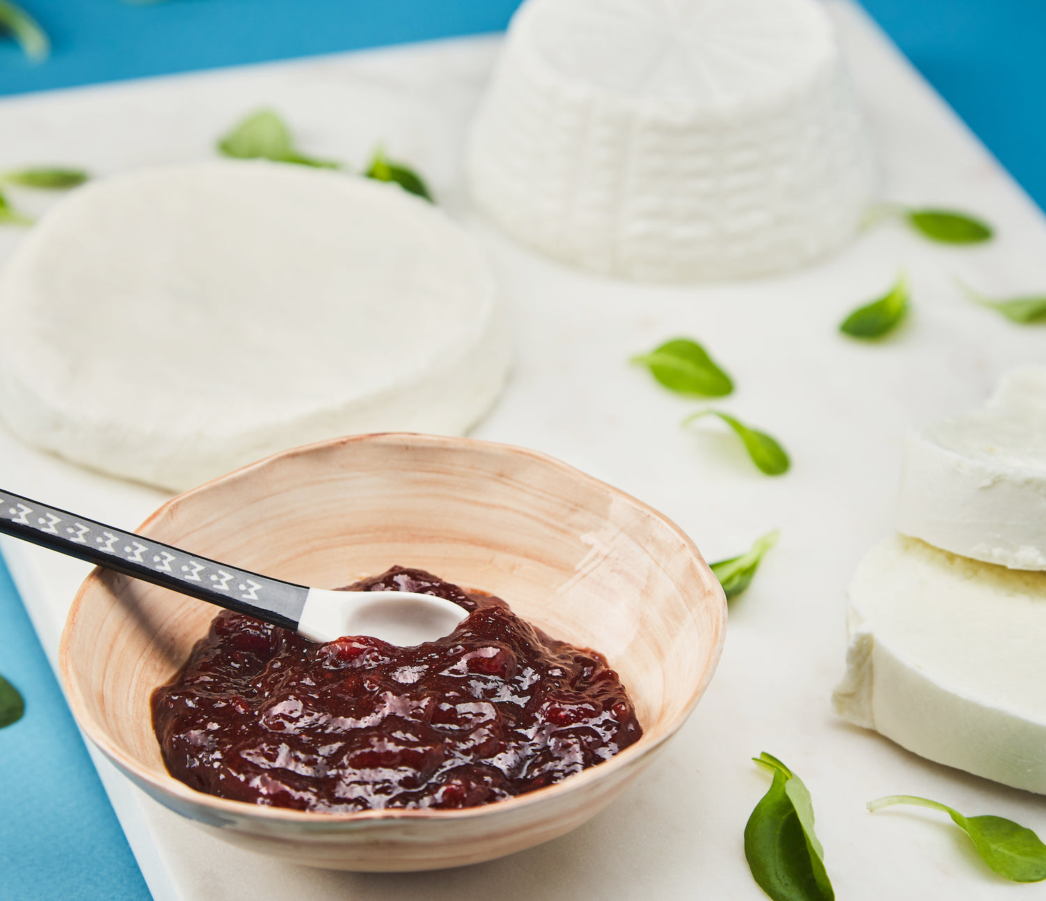 Ricotta con Composta di Fragole, Ciliegie o Fichi al Balsamico: Un Antipasto Veloce e Gustoso